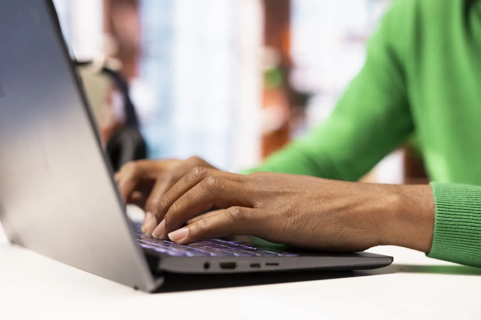 Dizüstü bilgisayarda e-posta istemcisi kullanan ofis çalışanı
